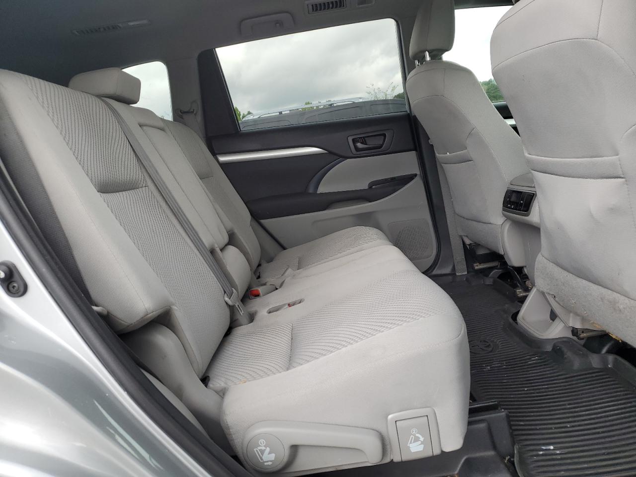 5TDZARFH1KS055109 2019 Toyota Highlander Le