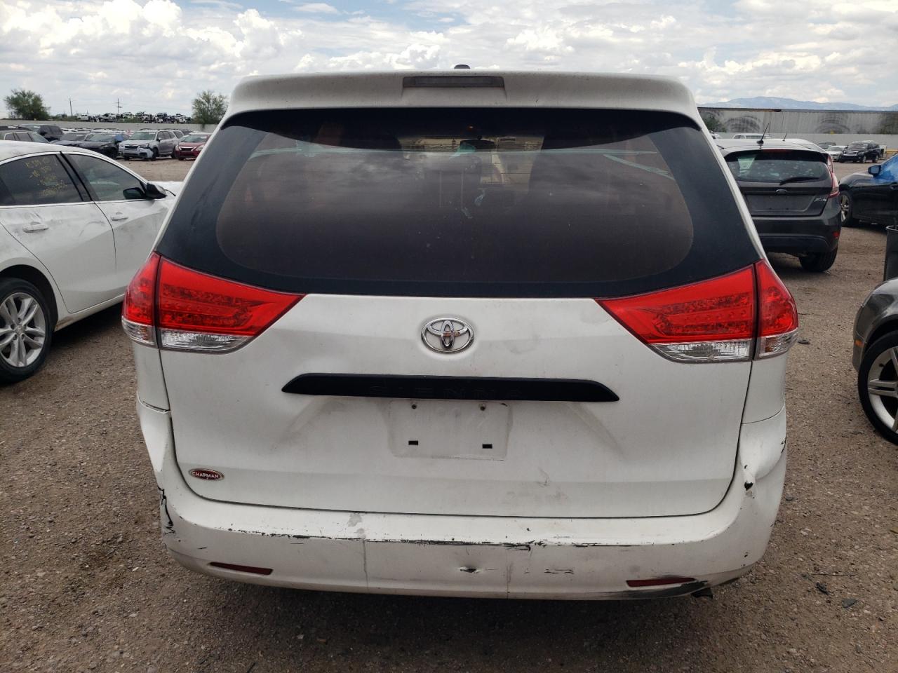 5TDZK3DC4BS018332 2011 Toyota Sienna