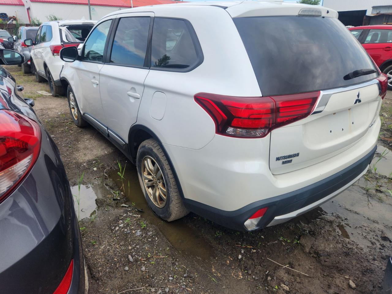 2018 Mitsubishi Outlander Es vin: JA4AZ2A30JZ612723