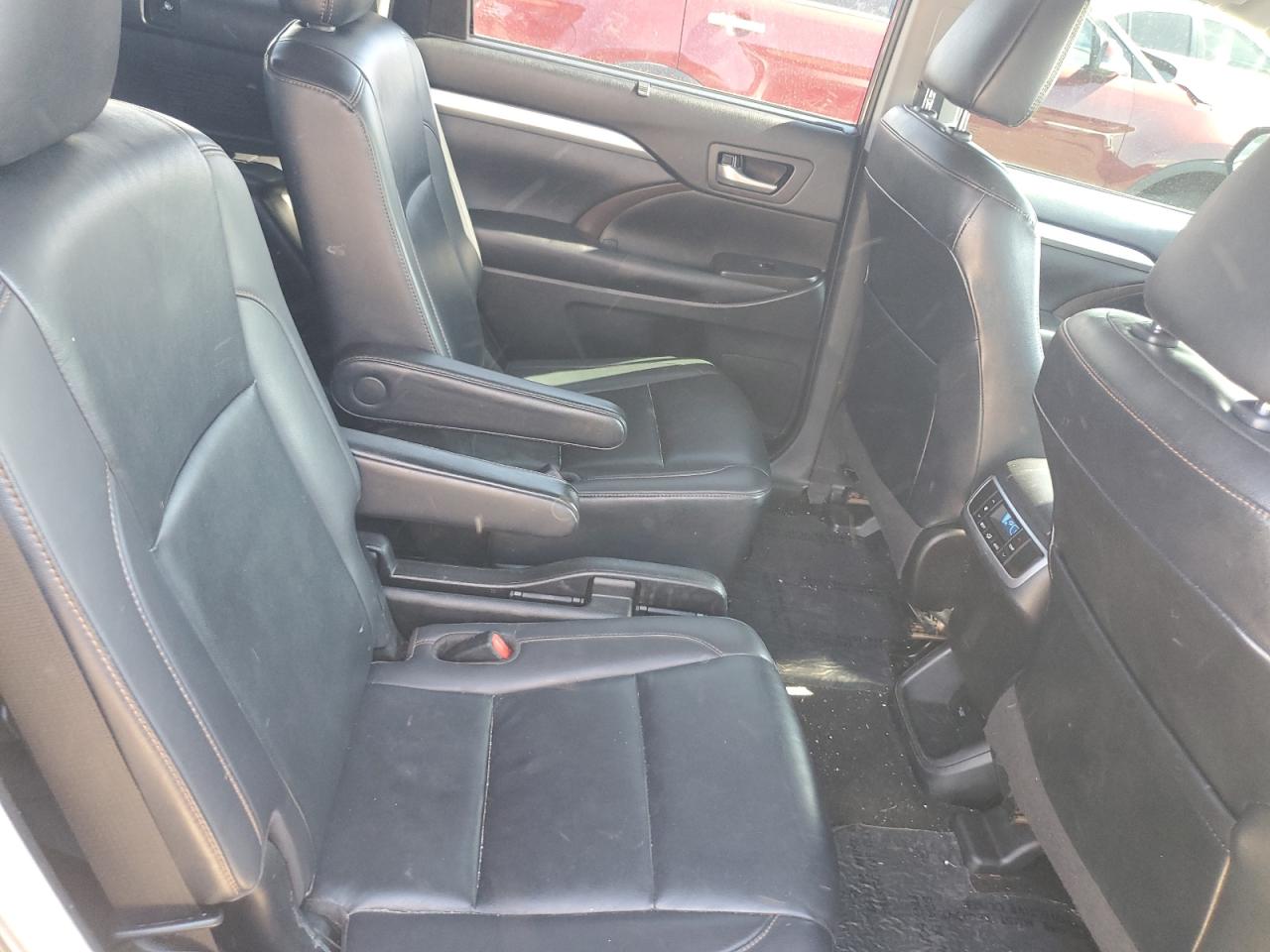 5TDJZRFH3KS919065 2019 Toyota Highlander Se