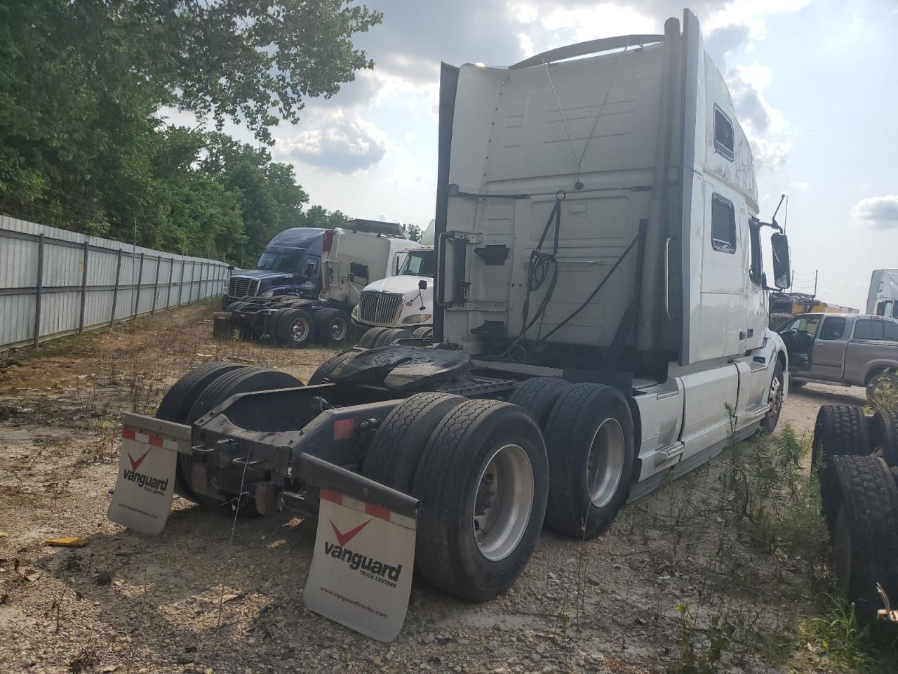 Lot #3304490436 2023 VOLVO VN VNL