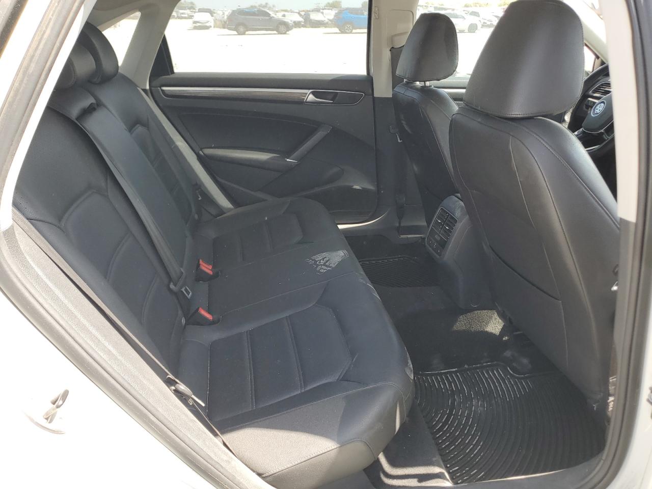 1VWBA7A33JC000630 2018 Volkswagen Passat Se