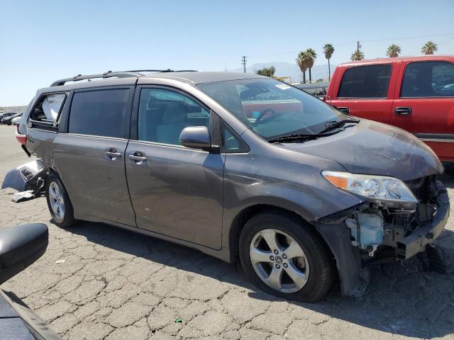 VIN 5TDKZ3DC2JS933935 2018 Toyota Sienna, LE no.4