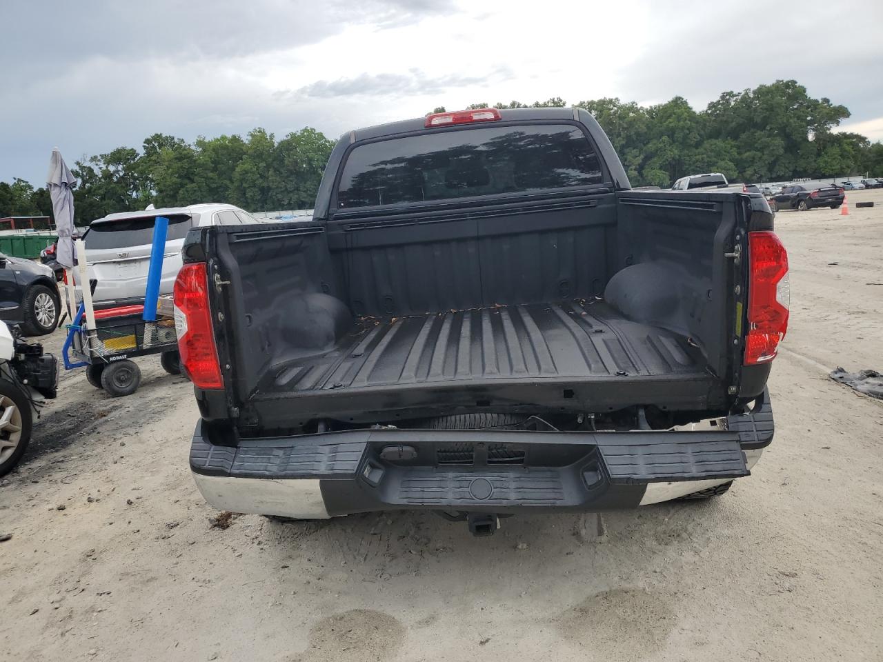 5TFEW5F10HX221666 2017 Toyota Tundra Crewmax Sr5