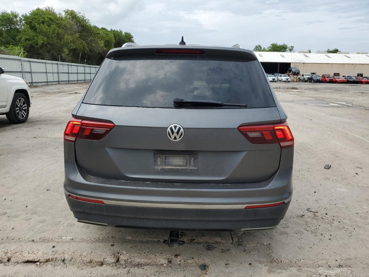 3VV2B7AX4JM029282 2018 Volkswagen Tiguan Se