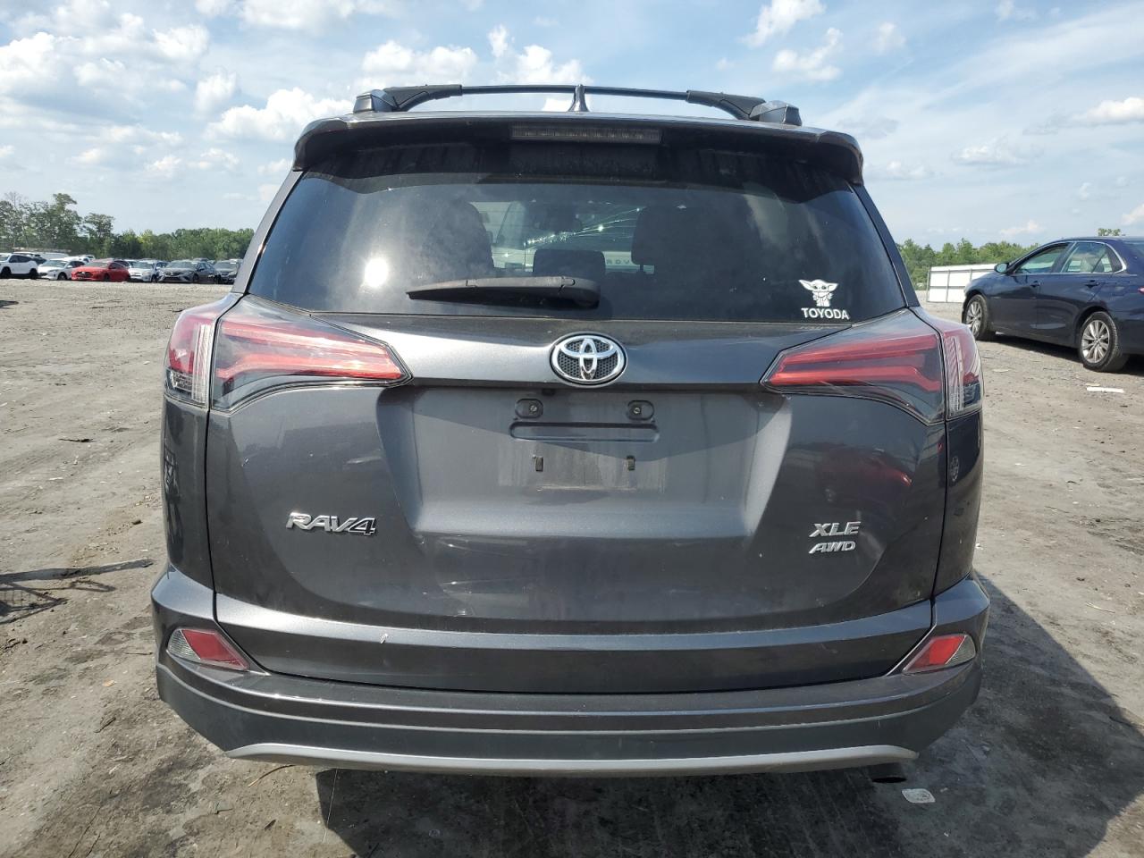 2T3RFREVXHW678390 2017 Toyota Rav4 Xle