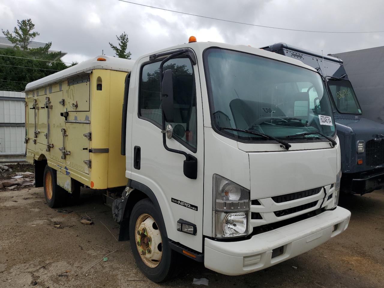 Lot #2722963084 2017 ISUZU NPR HD