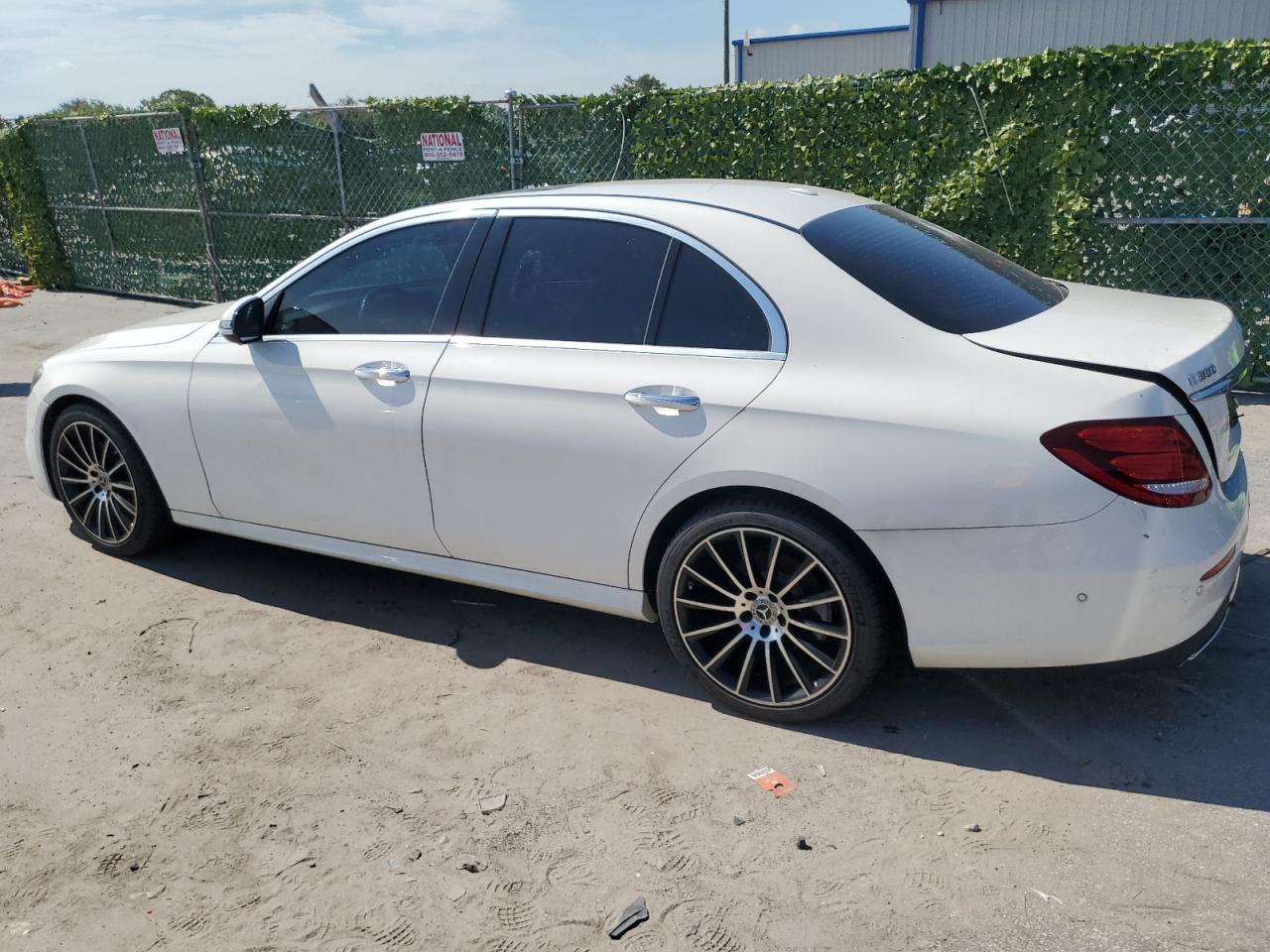 2018 Mercedes-Benz E 300 vin: WDDZF4JB7JA472579