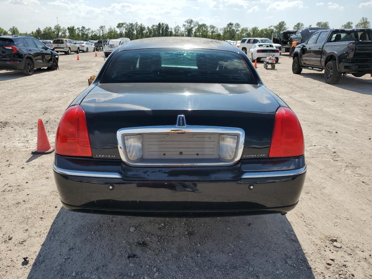 2LNBL8CVXBX764508 2011 Lincoln Town Car Signature Limited