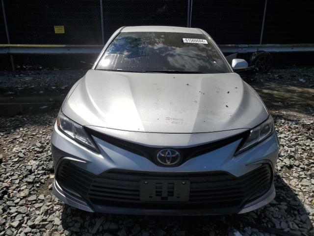 VIN 4T1C11AK7NU057632 2022 Toyota Camry, LE no.5