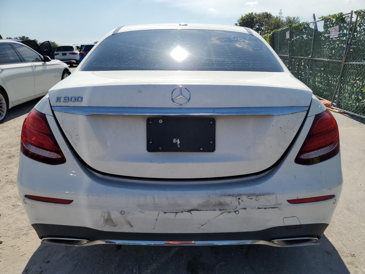 2018 Mercedes-Benz E 300 vin: WDDZF4JB7JA472579