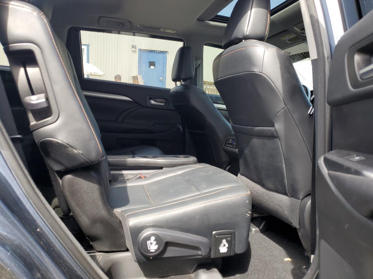 5TDJZRFH2JS842395 2018 Toyota Highlander Se