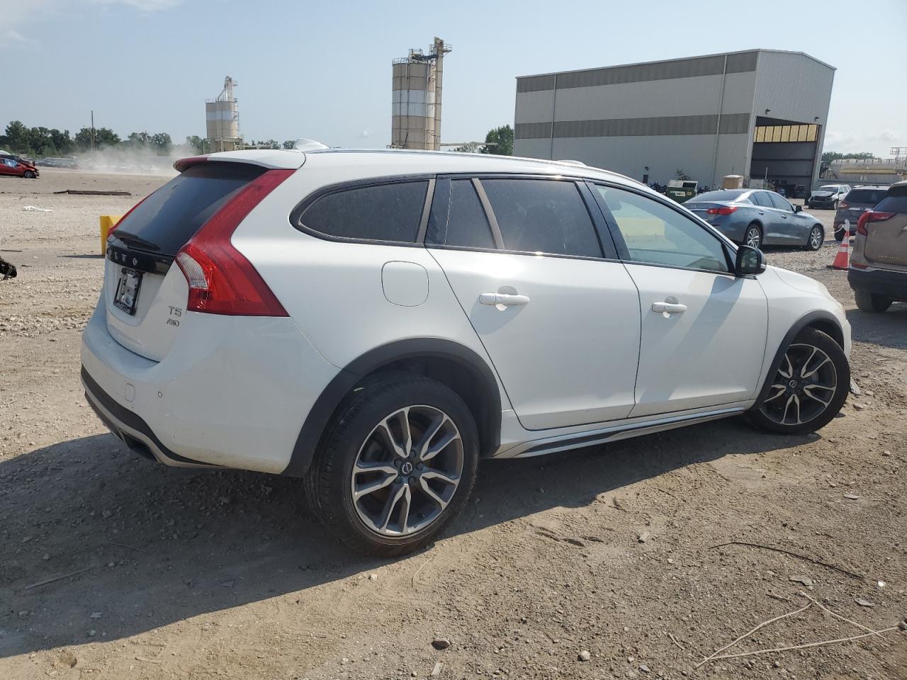 Lot #2989515849 2018 VOLVO V60 CROSS