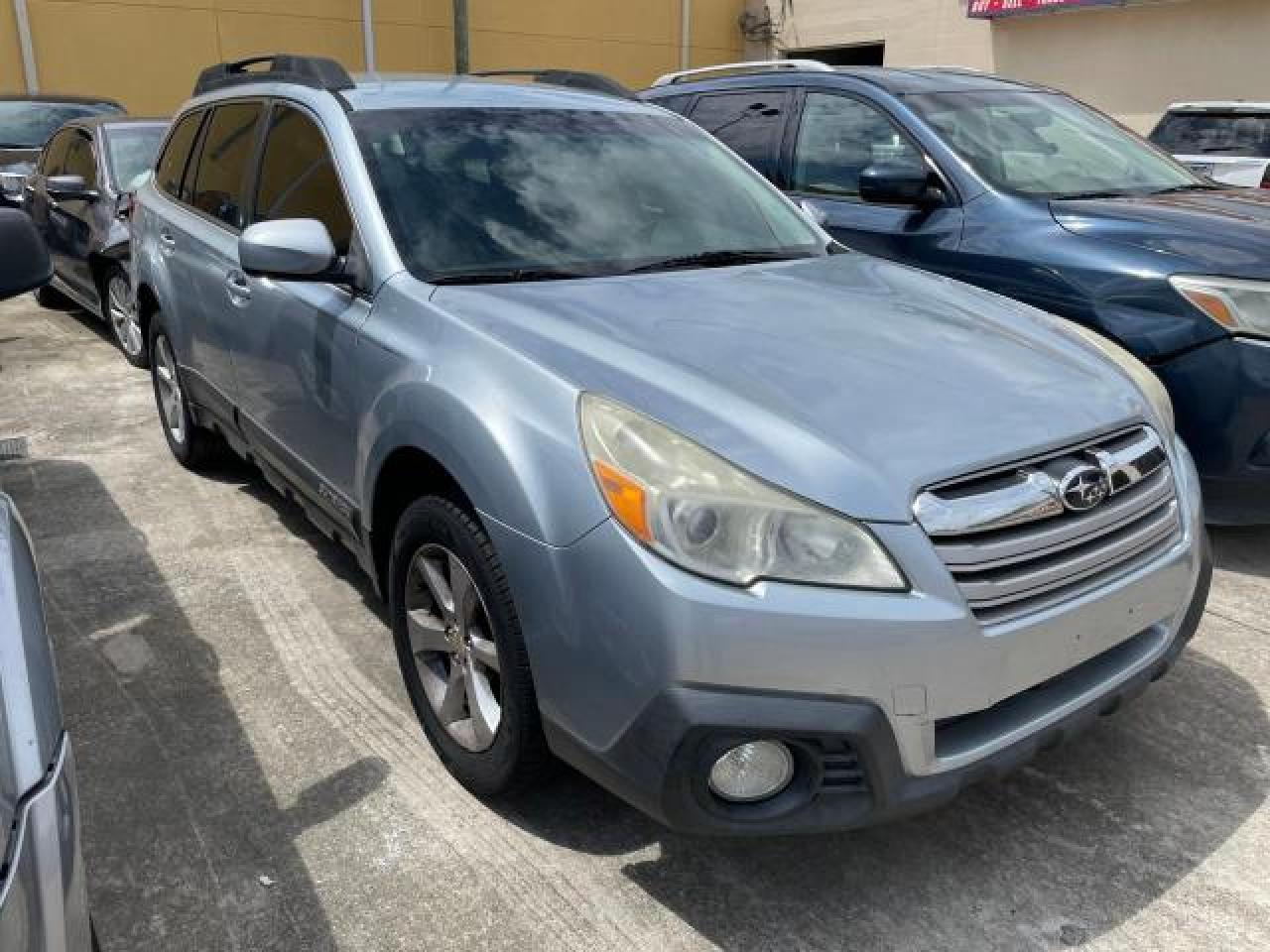 2014 Subaru Outback 2.5I Premium vin: 4S4BRCCC5E3201769