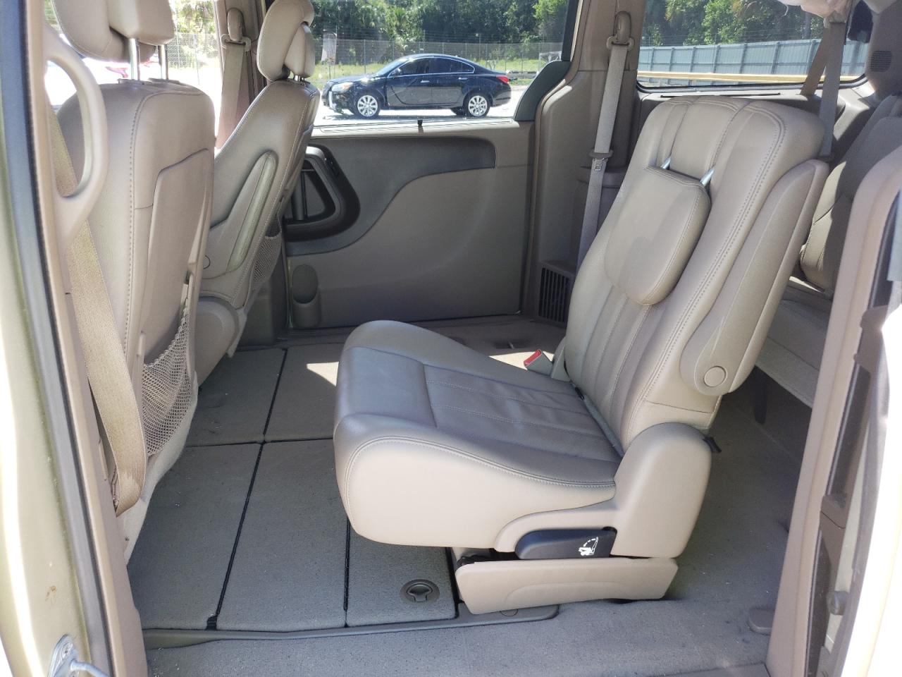 2A4RR8DG0BR659444 2011 Chrysler Town & Country Touring L