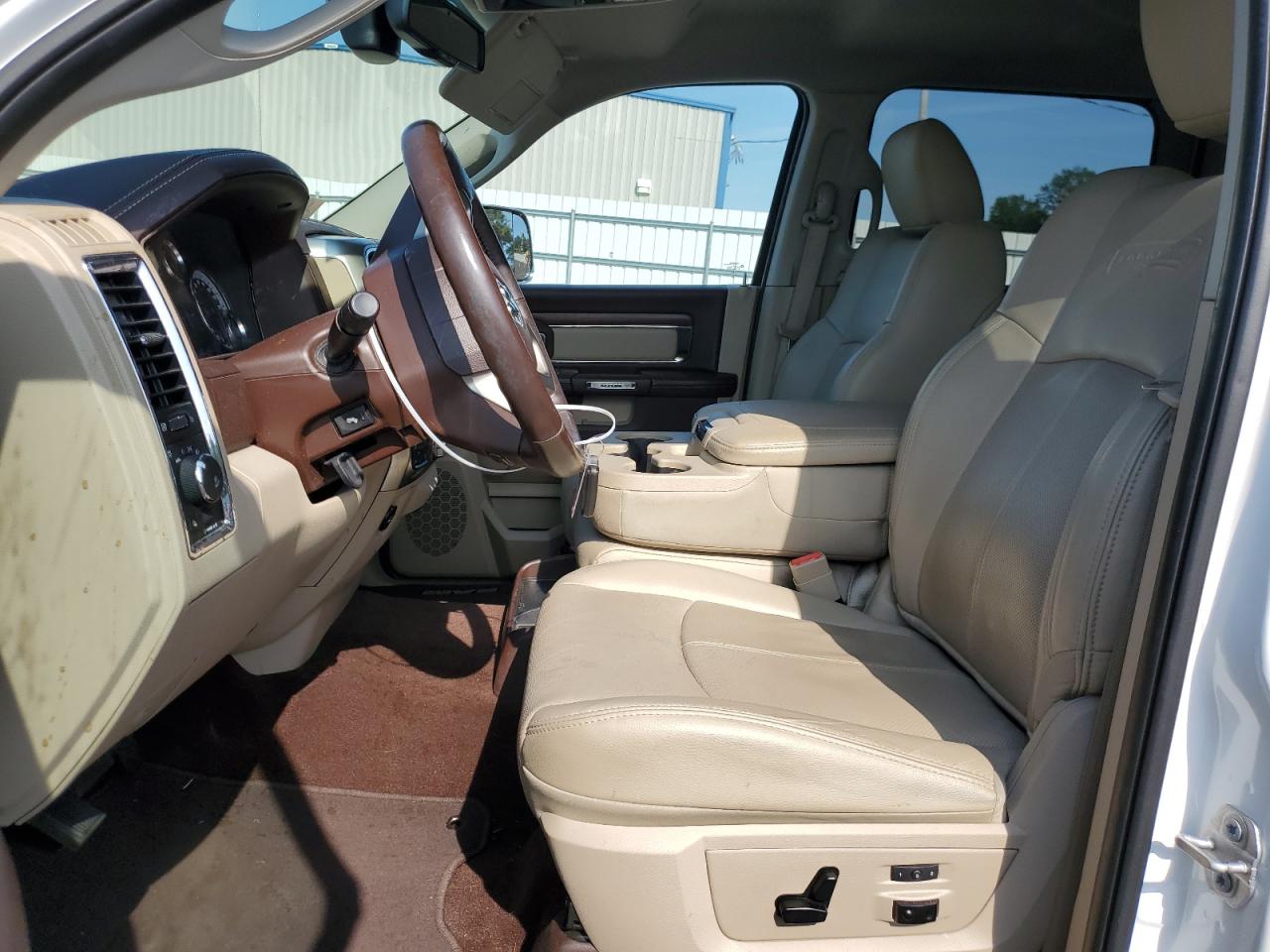 1C6RR7NM2JS338689 2018 Ram 1500 Laramie