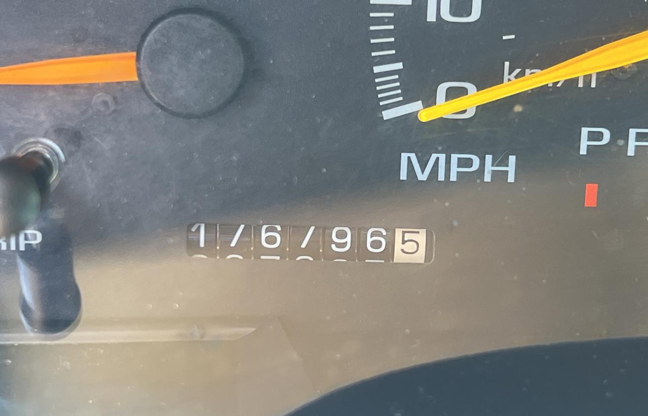3GKGK26J4XG528073 1999 GMC Suburban K2500
