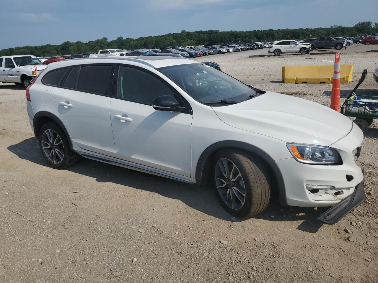 Lot #2989515849 2018 VOLVO V60 CROSS