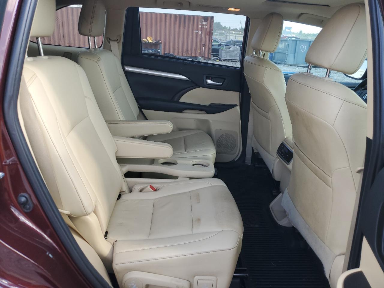 5TDKZRFH6KS336655 2019 Toyota Highlander Se