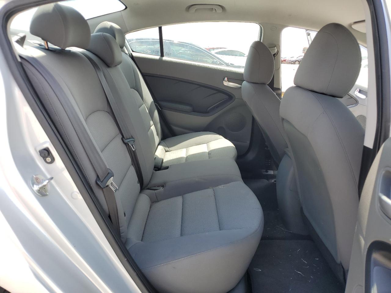 3KPFK4A76HE050122 2017 Kia Forte Lx