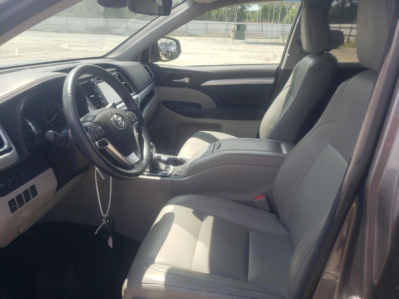 5TDJZRFHXJS494703 2018 Toyota Highlander Se