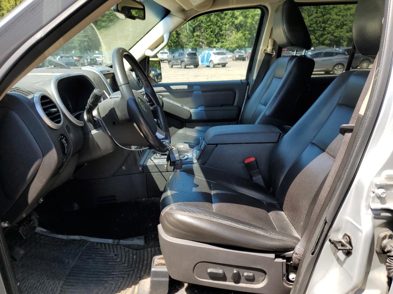 4M2EN4HEXAUJ01887 2010 Mercury Mountaineer Luxury