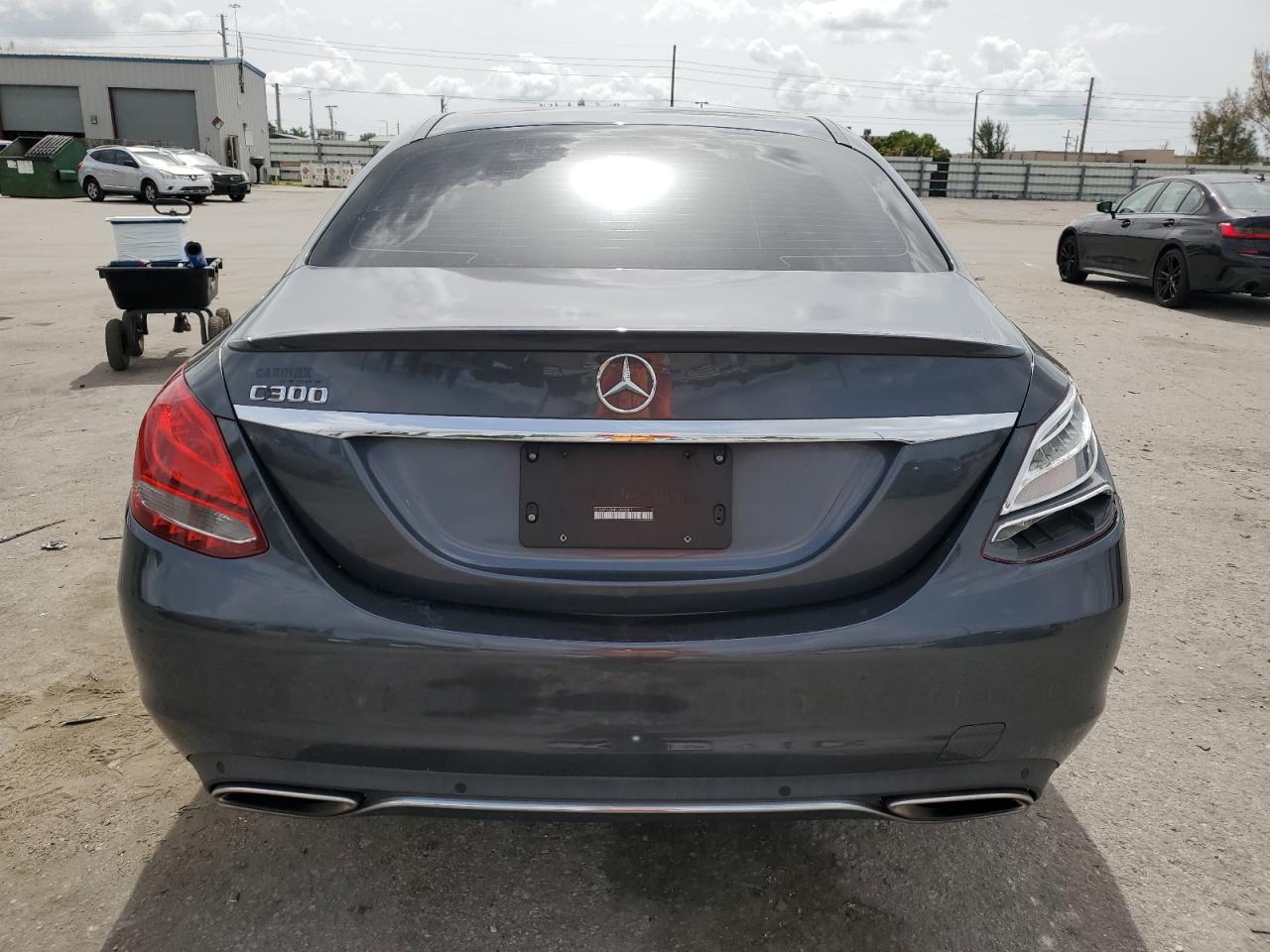 2015 Mercedes-Benz C 300 vin: 55SWF4JB4FU093081