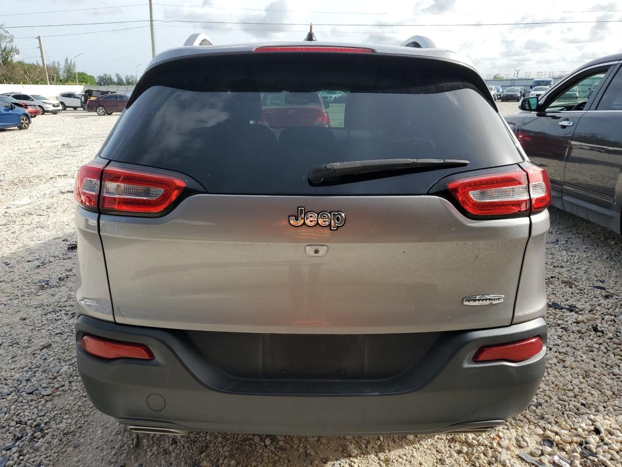 2015 Jeep Cherokee Latitude vin: 1C4PJLCS0FW565977