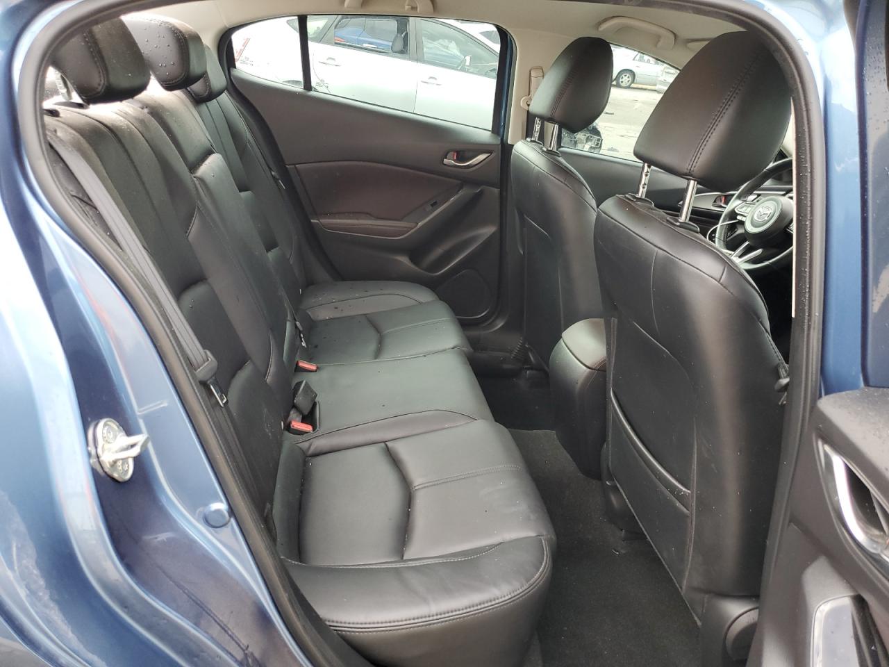 3MZBN1V30JM175542 2018 Mazda 3 Touring