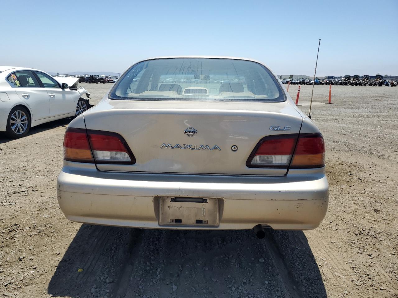 JN1CA21DXWT526931 1998 Nissan Maxima Gle