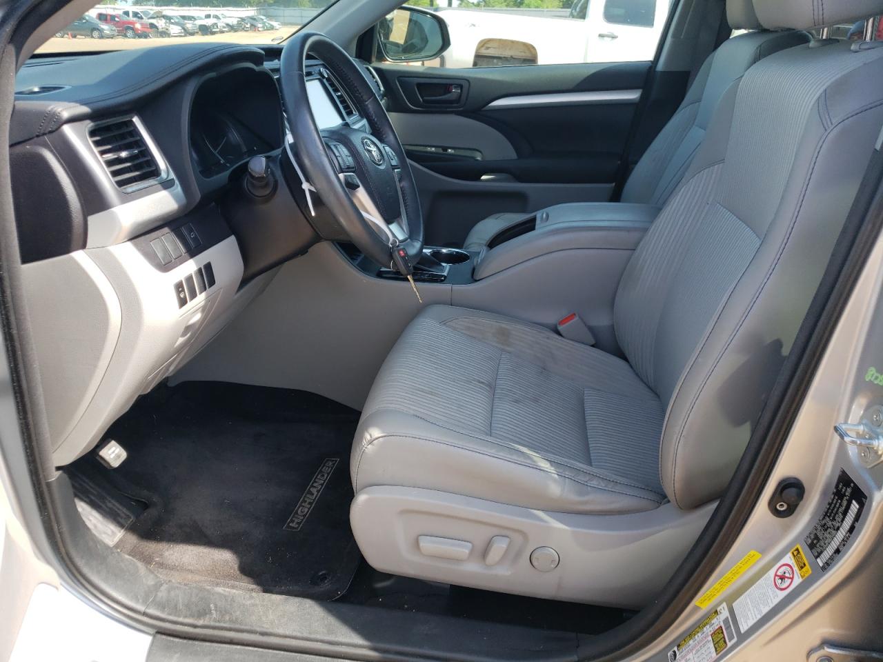 5TDZKRFH0GS124005 2016 Toyota Highlander Le