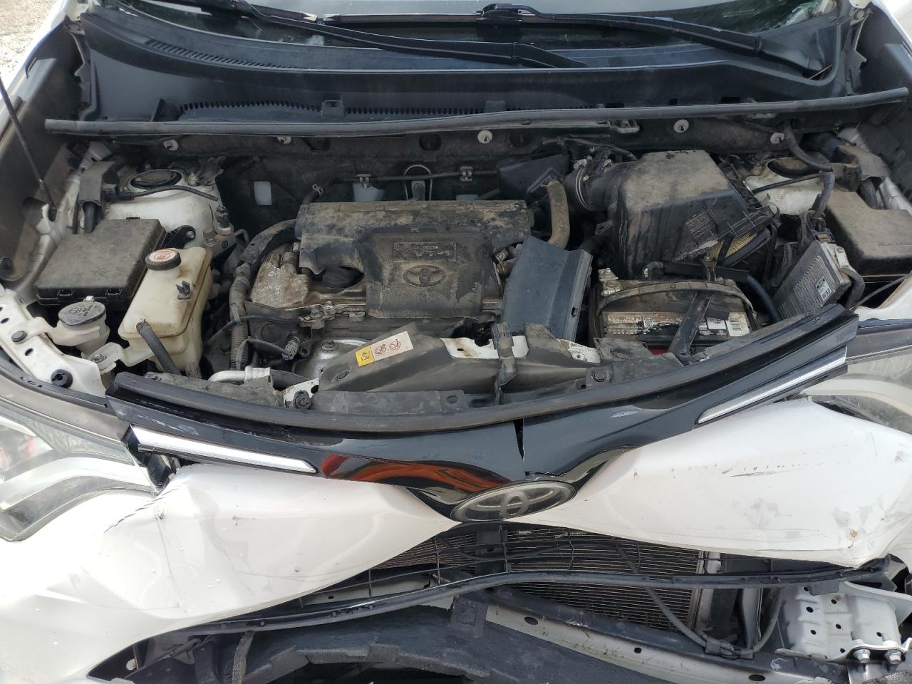 JTMBFREV6HJ114123 2017 Toyota Rav4 Le