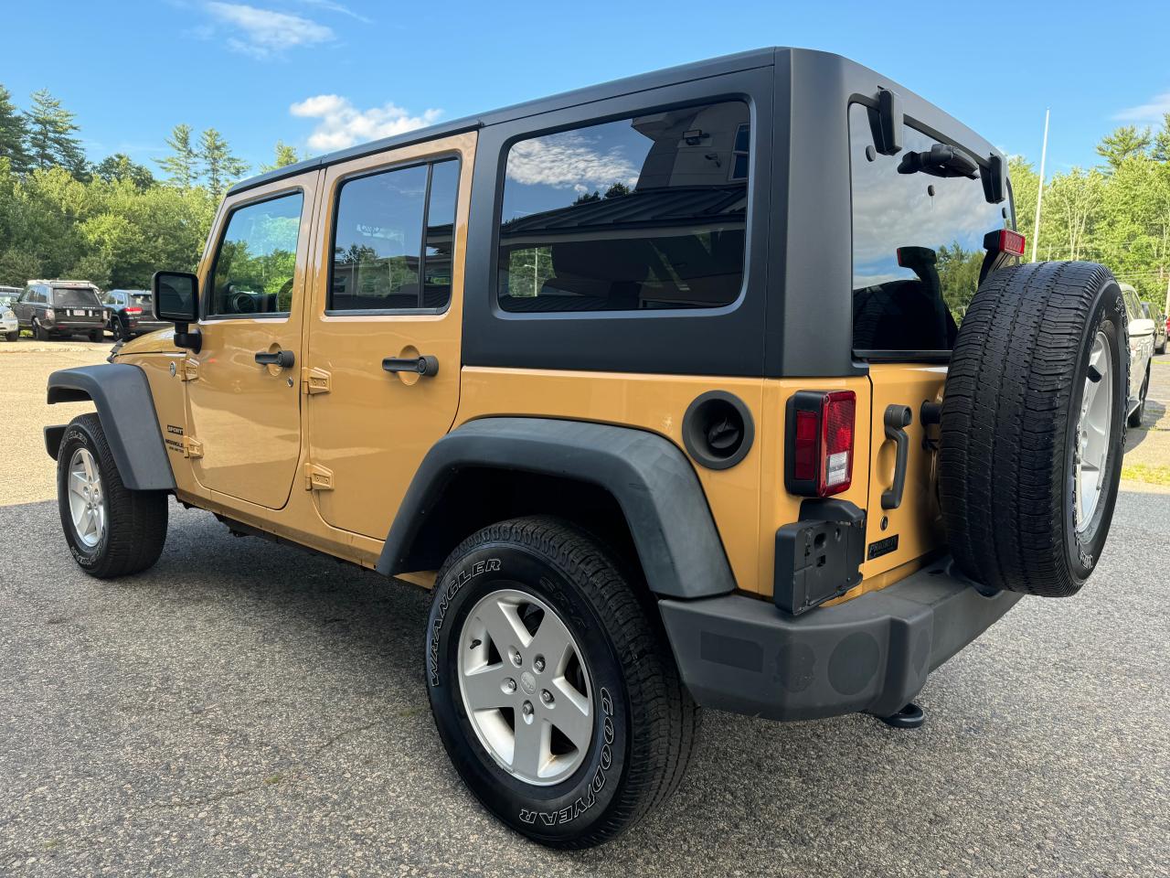 2014 Jeep Wrangler Unlimited Sport vin: 1C4BJWDG0EL183339