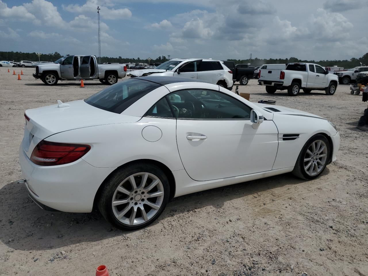 WDDPK3JA4HF131075 2017 Mercedes-Benz Slc 300