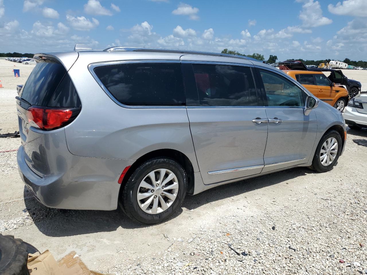 2019 Chrysler Pacifica Touring L vin: 2C4RC1BG4KR593238