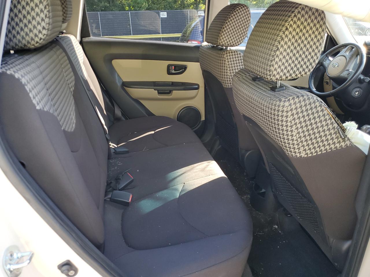 KNDJT2A24B7713372 2011 Kia Soul +