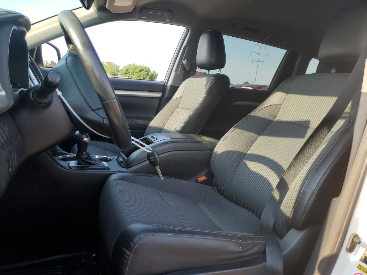 5TDZKRFH8GS155423 2016 Toyota Highlander Le