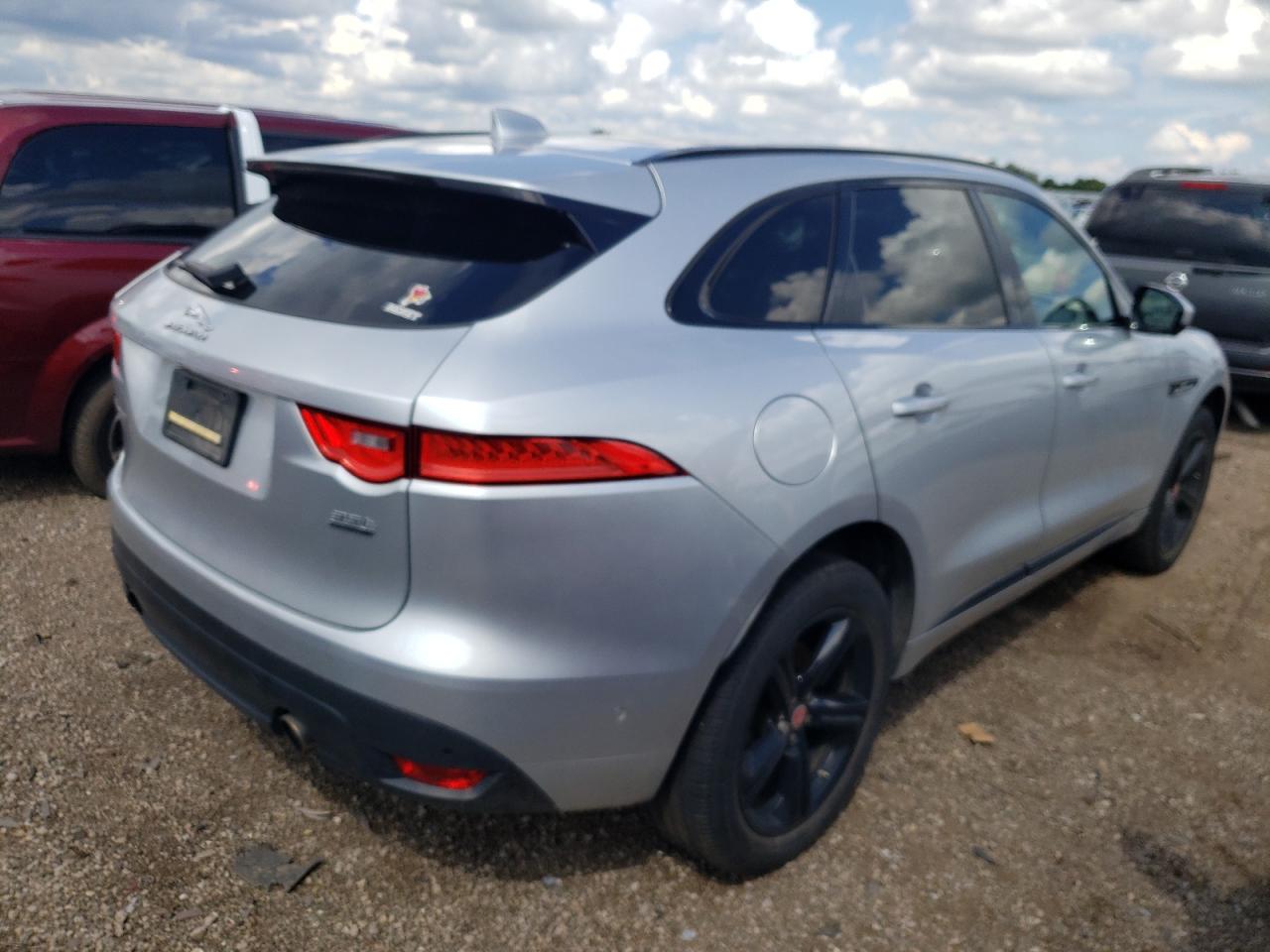 SADCL2BV4HA896645 2017 Jaguar F-Pace R - Sport