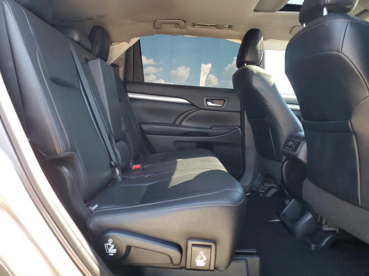 5TDJZRFH9KS580389 2019 Toyota Highlander Se