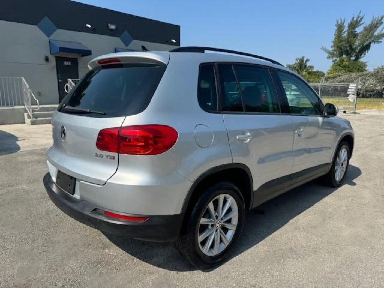 2015 Volkswagen Tiguan S vin: WVGAV7AX2FW591945