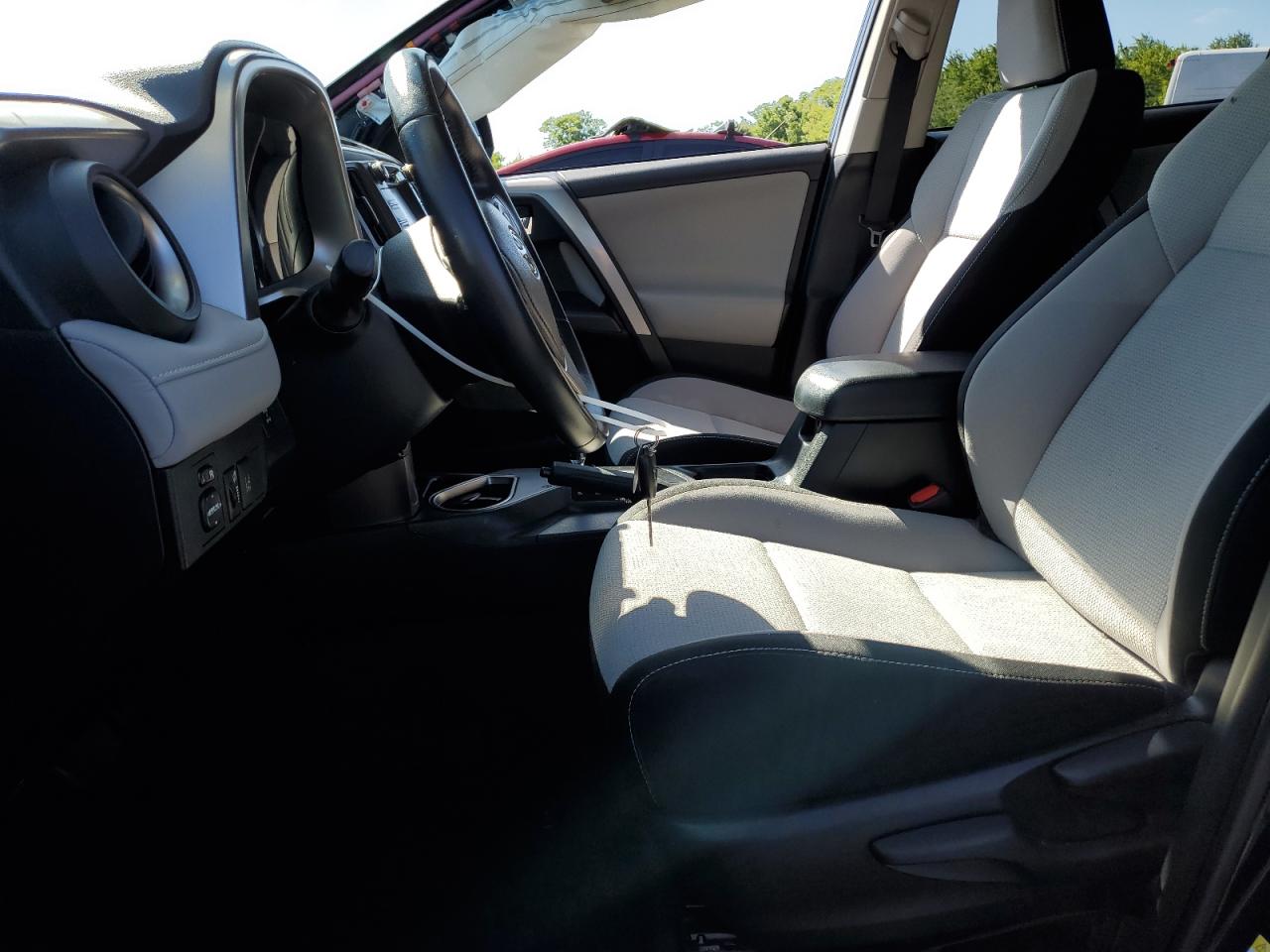 JTMRFREV2HJ135484 2017 Toyota Rav4 Xle