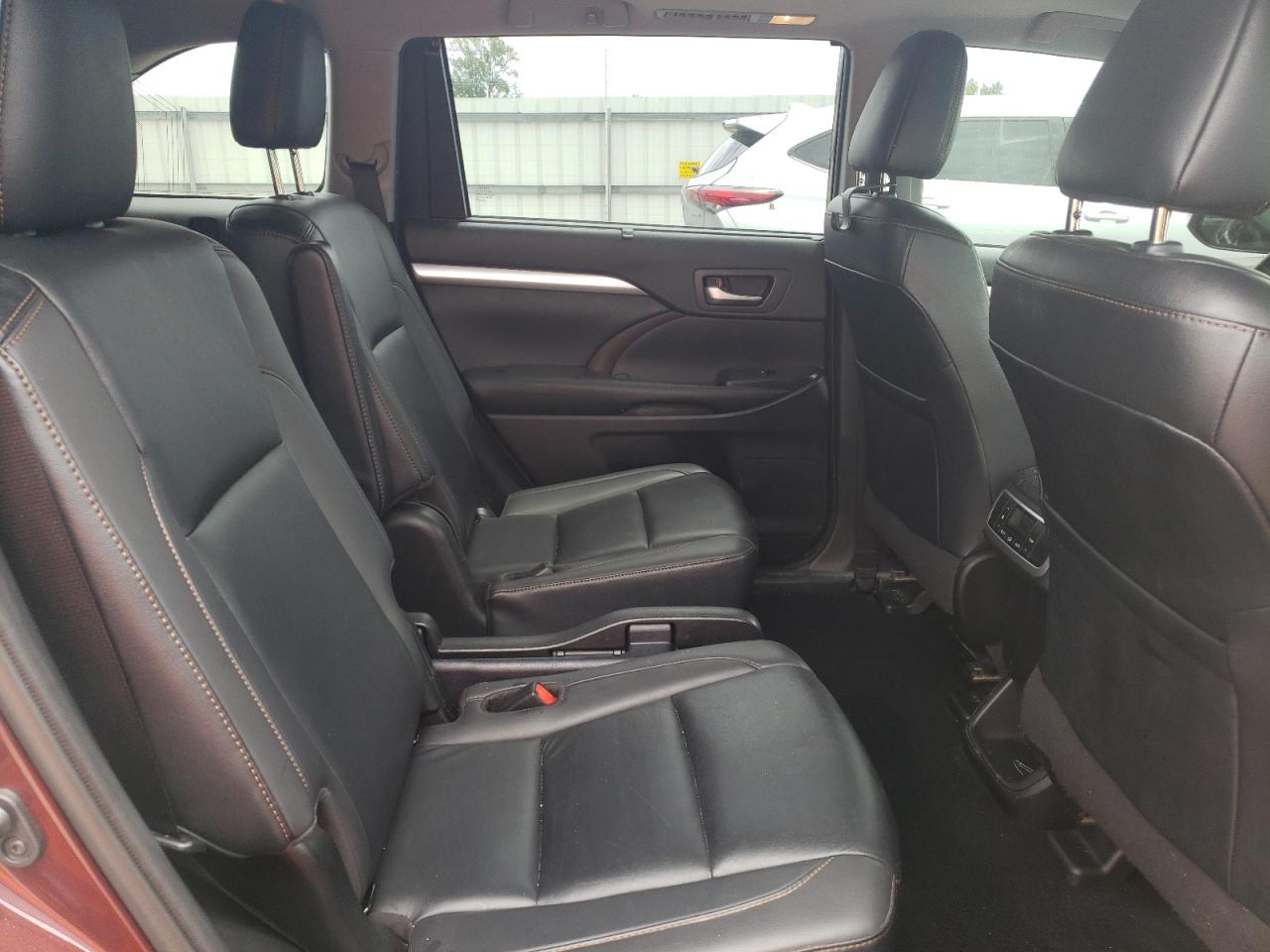 5TDKZRFH1KS345621 2019 Toyota Highlander Se