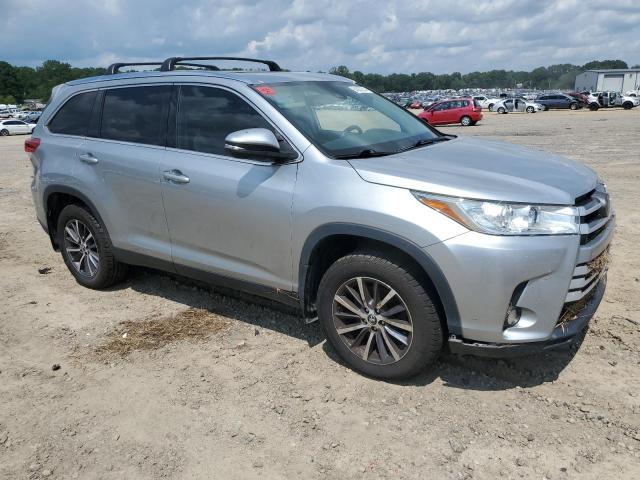 VIN 5TDJZRFH8KS952711 2019 Toyota Highlander, SE no.4