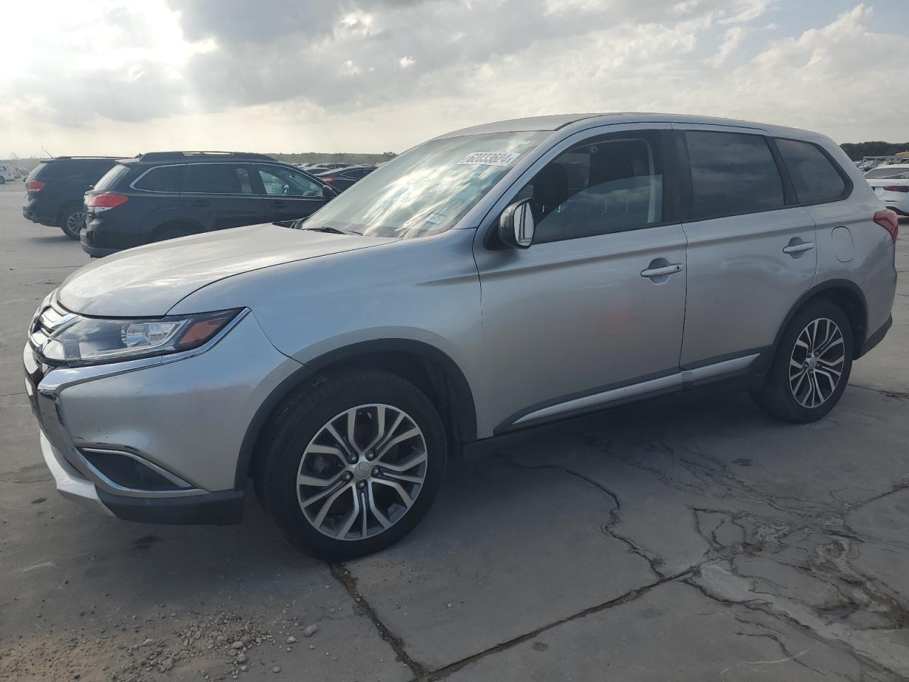 2018 Mitsubishi Outlander Es vin: JA4AD2A36JJ002323