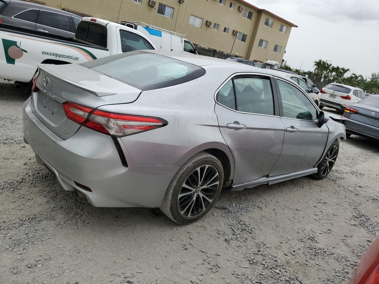 2018 Toyota Camry L vin: 4T1B11HK6JU082887