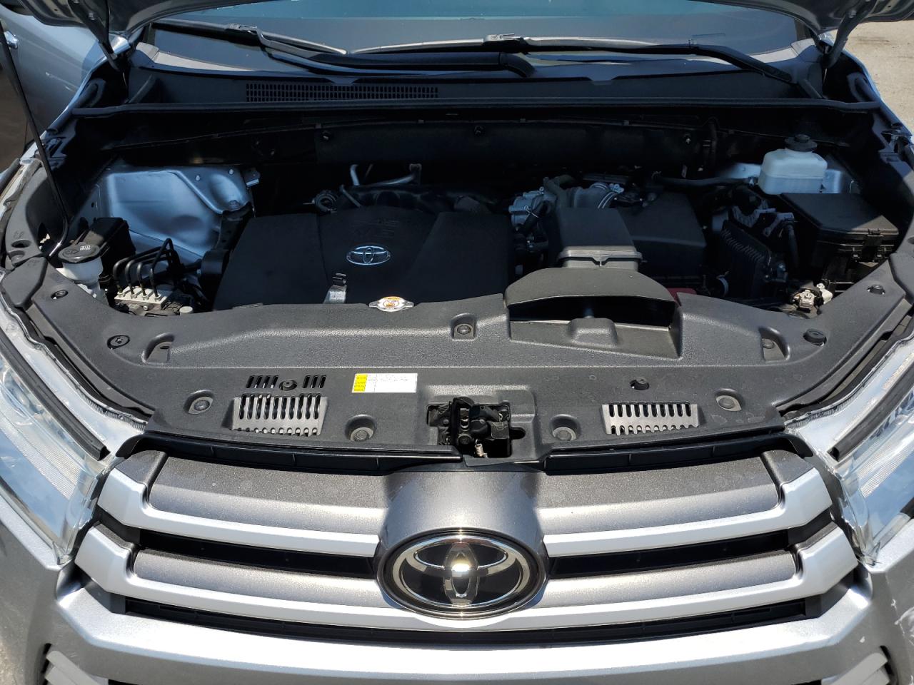 5TDKZRFHXKS571723 2019 Toyota Highlander Se