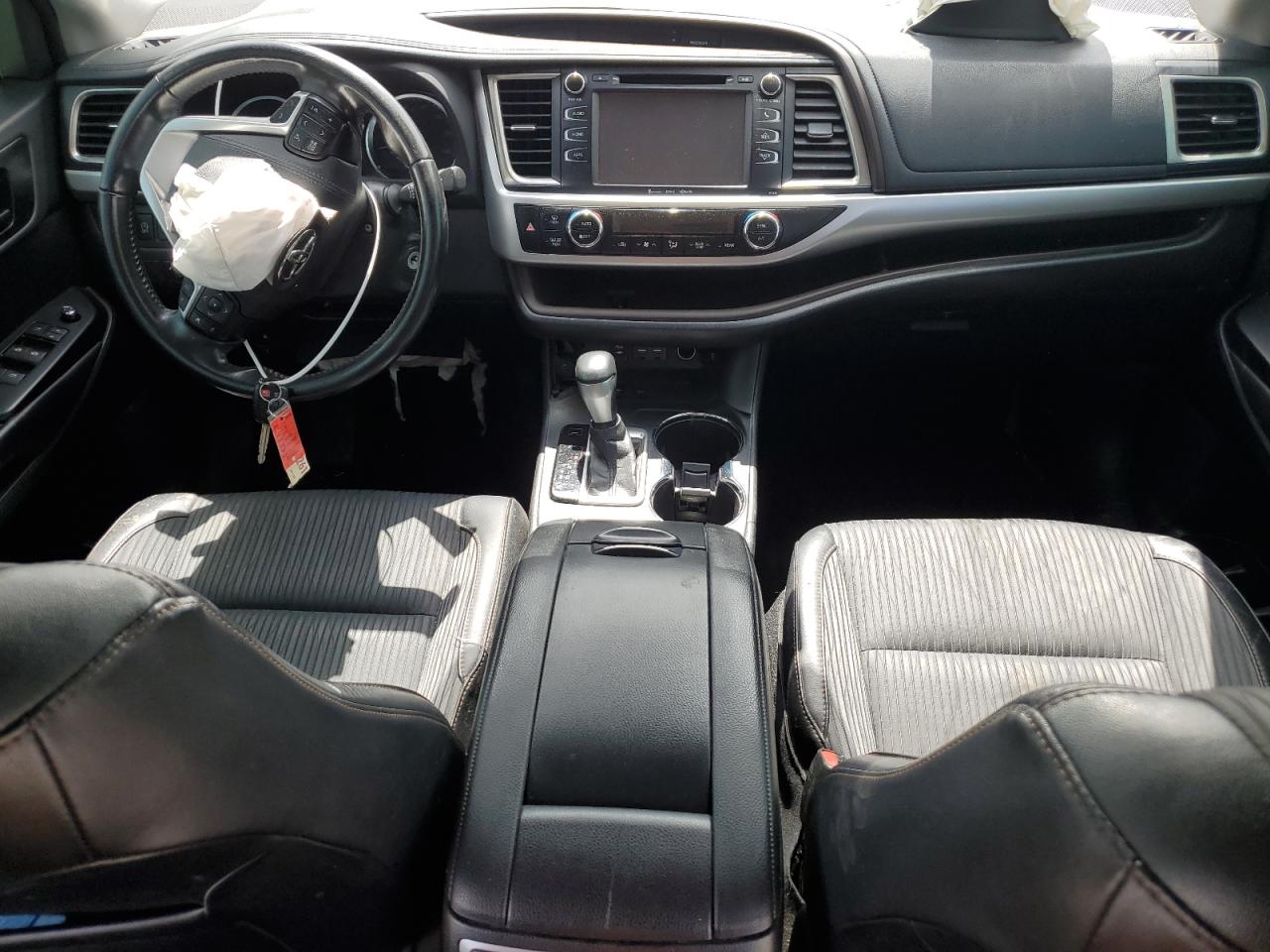 5TDZZRFH0KS316786 2019 Toyota Highlander Le