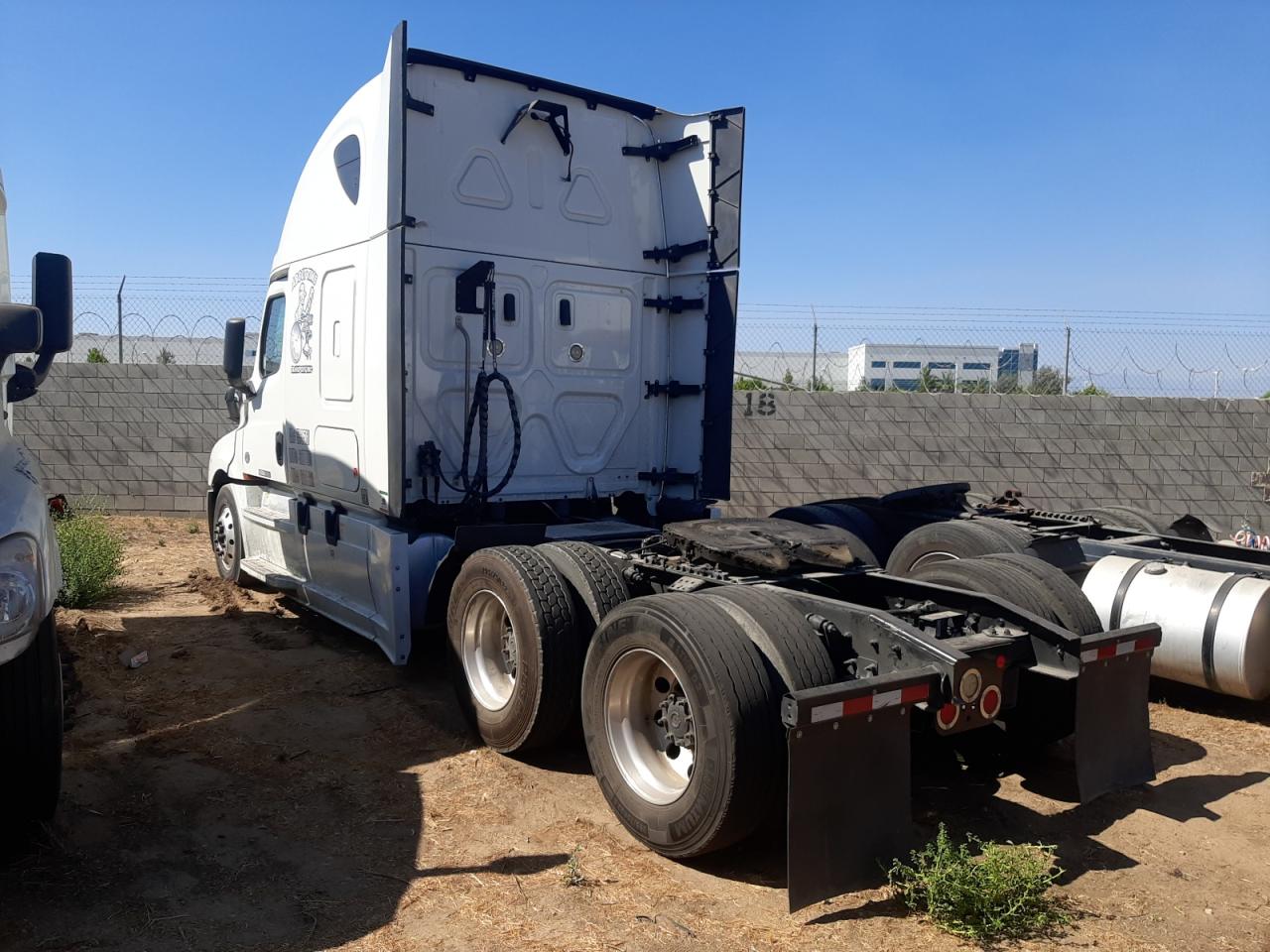 Lot #2969465766 2018 FREIGHTLINER CASCADIA 1