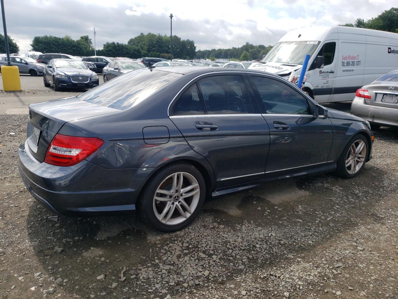 2014 Mercedes-Benz C 250 vin: WDDGF4HBXEG207817