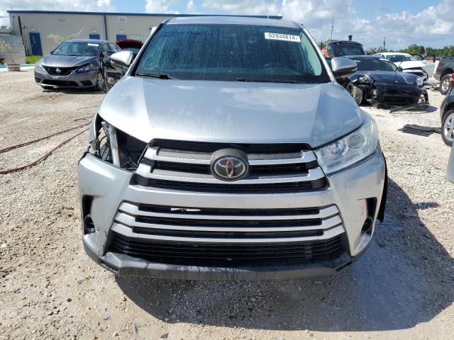 VIN 5TDZARFHXKS047493 2019 Toyota Highlander, LE no.5